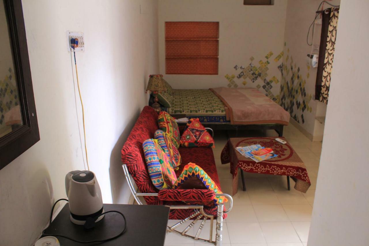 Nadya Homestay For Female & Family Jaipur Exteriör bild