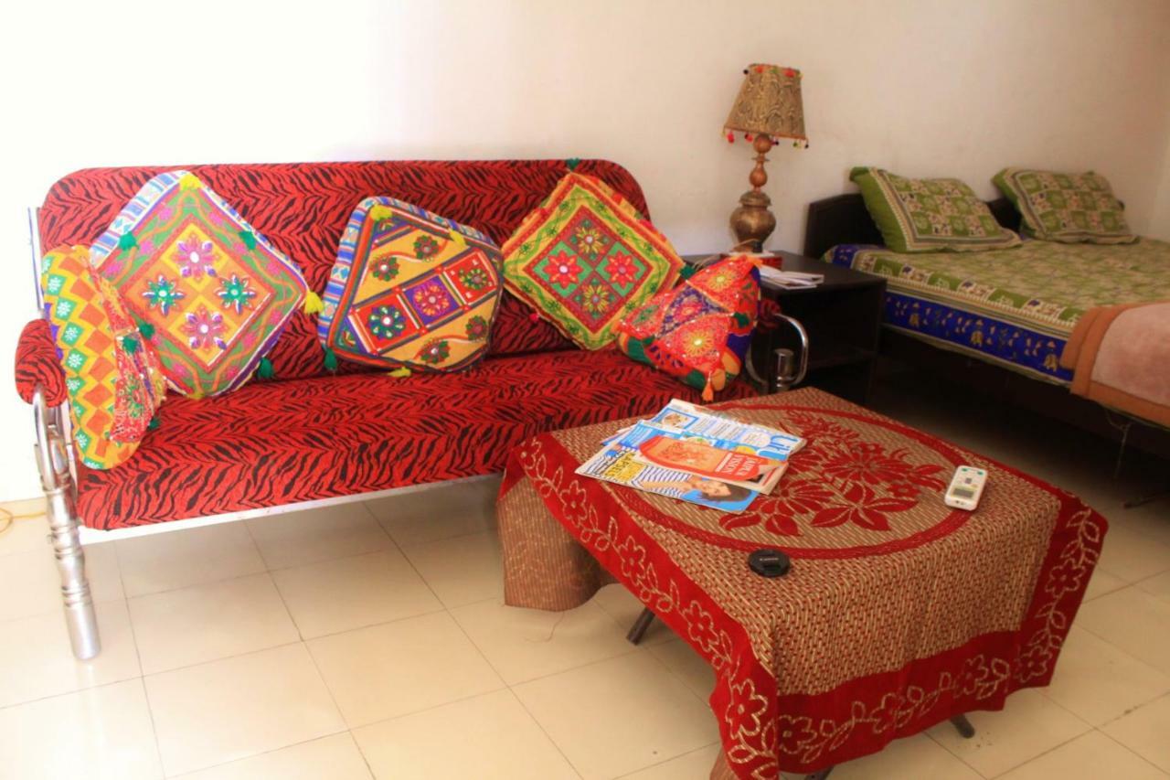 Nadya Homestay For Female & Family Jaipur Exteriör bild