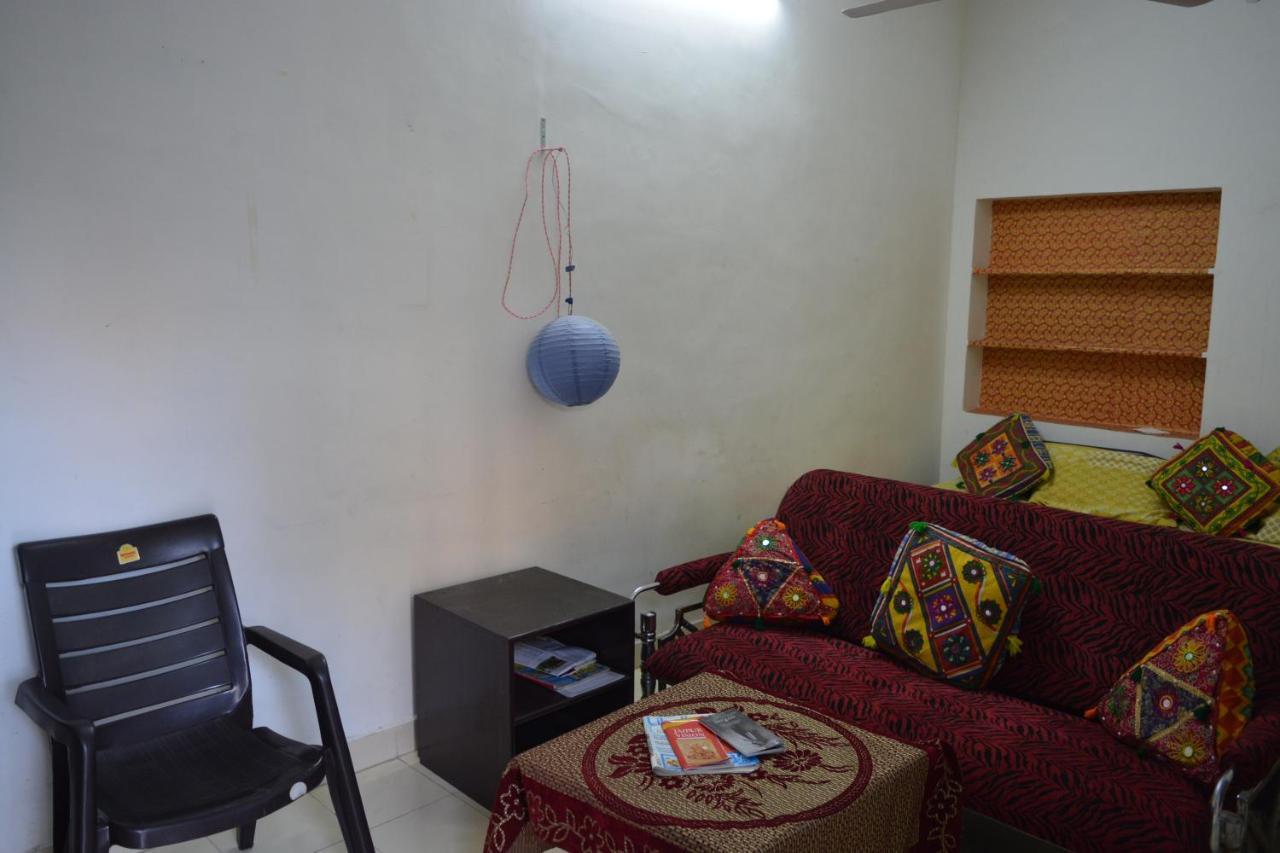 Nadya Homestay For Female & Family Jaipur Exteriör bild